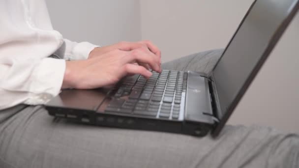 Trabalho Remoto Impressão Feminina Teclado Portátil Conceito Educação Distância Learning — Vídeo de Stock