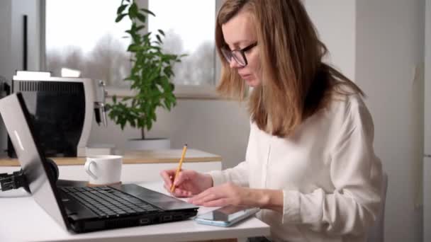 遠隔作業だ 女性は職場のノートパソコンで働いています 距離教育とEラーニングの概念 — ストック動画