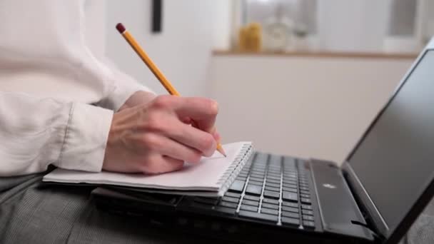 遠隔作業だ 女性はノートパソコンのキーボードでノートを作成し 印刷します 距離教育とEラーニングの概念 — ストック動画