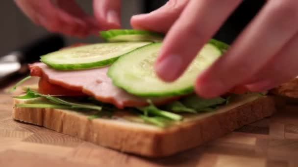 Mujer Preparando Sándwich Con Jamón Queso Rebanada Cocina Cerca — Vídeos de Stock