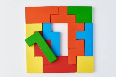 Mantıklı düşünme ve bitirme görevi konsepti. Beyaz arkaplanda farklı renkte ahşap bloklar