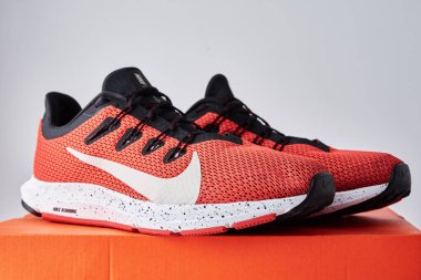 Nike koşu ayakkabıları, yakın çekim. Koşmak için kırmızı ayakkabılar. Dobrush, Belarus - 18.01.2021
