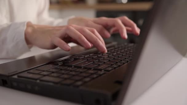 遠隔作業だ 女性はノートパソコンのキーボードでノートを作成し 印刷します 距離教育とEラーニングの概念 — ストック動画