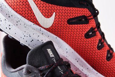 Nike koşu ayakkabıları, yakın çekim. Koşmak için kırmızı ayakkabılar. Dobrush, Belarus - 18.01.2021