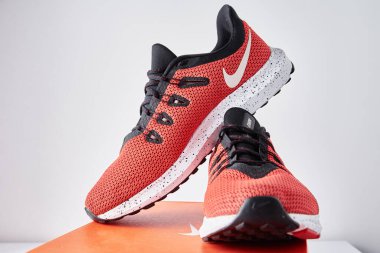 Nike koşu ayakkabıları, yakın çekim. Koşmak için kırmızı ayakkabılar. Dobrush, Belarus - 18.01.2021