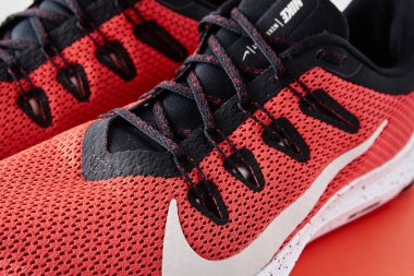 Nike koşu ayakkabıları, yakın çekim. Koşmak için kırmızı ayakkabılar. Dobrush, Belarus - 18.01.2021
