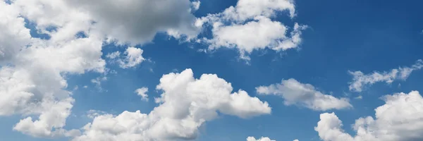 Blauwe Lucht Achtergrond Met Wolken Een Zomerdag Panoramisch Uitzicht — Stockfoto