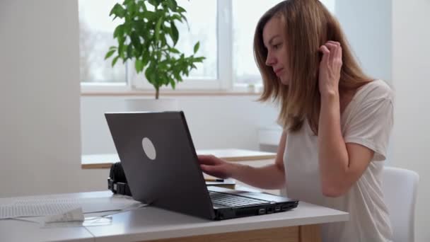 Fjärrarbete Och Nätutbildning Kvinna Skriva Laptop Tangentbord Hemma — Stockvideo