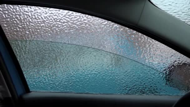 車の凍結雨の中で覆われた 運転のための極端な冬の天気 — ストック動画