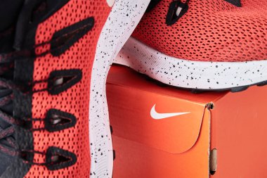 Nike koşu ayakkabıları, yakın çekim. Koşmak için kırmızı ayakkabılar. Dobrush, Belarus - 18.01.2021