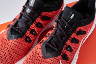 Nike koşu ayakkabıları, yakın çekim. Koşmak için kırmızı ayakkabılar. Dobrush, Belarus - 18.01.2021