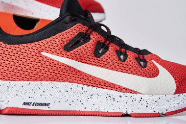 Nike koşu ayakkabıları, yakın çekim. Koşmak için kırmızı ayakkabılar. Dobrush, Belarus - 18.01.2021