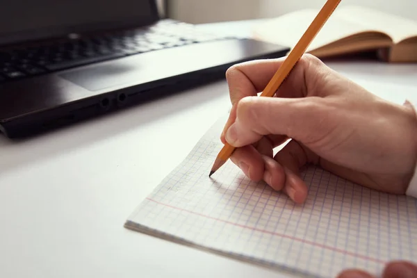 Trabalho Remoto Mulher Faz Anotações Caderno Usando Laptop Para Estudo — Fotografia de Stock