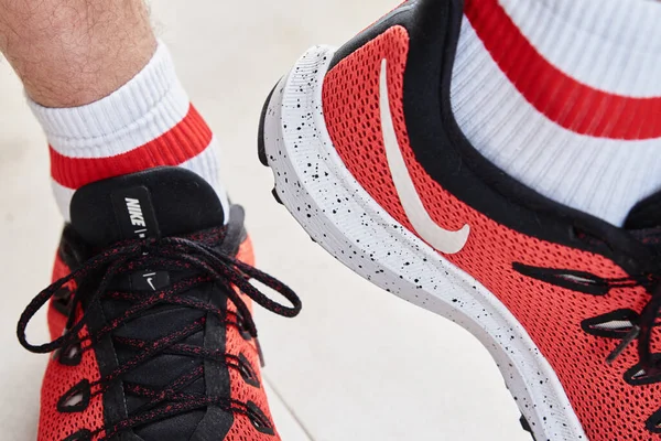 Nike Buty Biegania Zamknij Się Czerwone Trampki Biegania Dobrush Białoruś — Zdjęcie stockowe