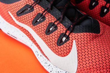 Nike koşu ayakkabıları, yakın çekim. Koşmak için kırmızı ayakkabılar. Dobrush, Belarus - 18.01.2021