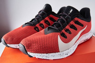 Nike koşu ayakkabıları, yakın çekim. Koşmak için kırmızı ayakkabılar. Dobrush, Belarus - 18.01.2021