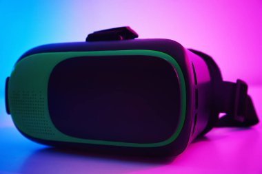 Renkli arka planda sanal gerçeklik gözlükleri. Gelecek teknolojisi, VR konsepti