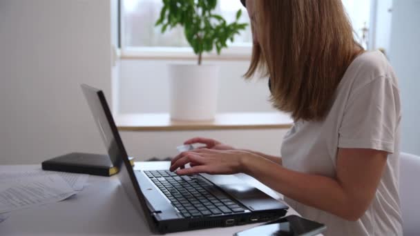 Online Winkelen Een Vrouw Heeft Een Creditcard Betaalt Een Laptop — Stockvideo