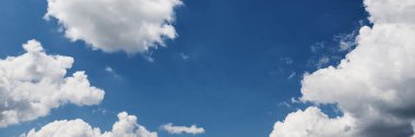 Mavi gökyüzü arka planında bir yaz gününde bulutlar. Panorana görünümü