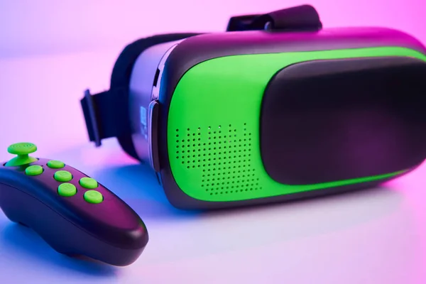 Γυαλιά Εικονικής Πραγματικότητας Στο Φόντο Του Χρώματος Μελλοντική Τεχνολογία Έννοια — Φωτογραφία Αρχείου
