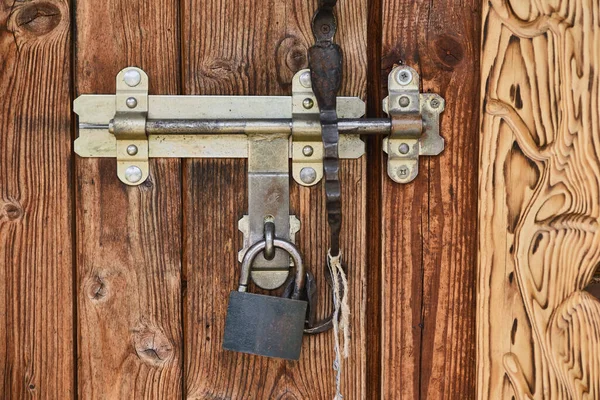 Vecchia porta vintage in legno con lucchetto — Foto Stock