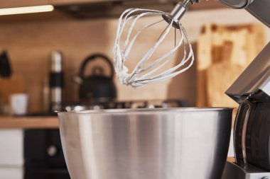 Mutfağın içinde hamur pişiren gıda işleyicisi.