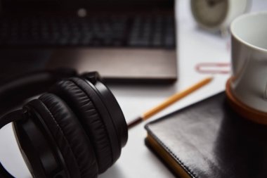 Serbest İşçi Evi 'nde. Ofisin içindeki masada dizüstü bilgisayar var. Çevrimiçi iş ve uzak çalışma.