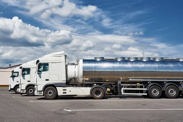 Otoparkta karavanı olan kamyonlar.