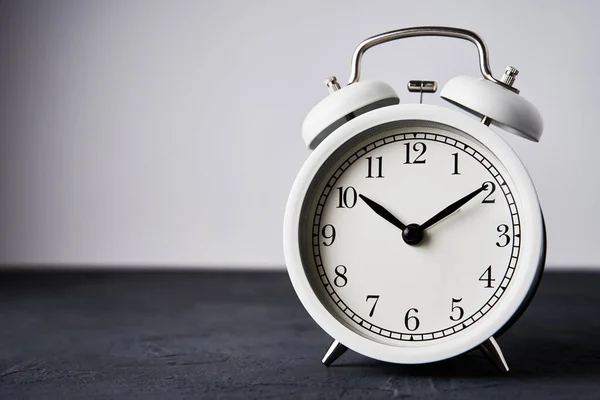 Reloj despertador vintage blanco sobre fondo negro con espacio para copiar — Foto de Stock