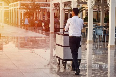 Sharm el Sheikh, Mısır - 26 Temmuz 2019: kantin servis vagonunda garson. Otel çalışanı, servis arabası olan bir garson. Otel çalışanları