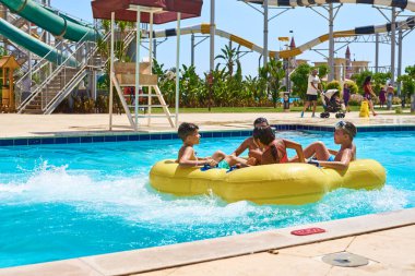 Sharm el Sheikh, Mısır - Jyle 28, 2019: Yüzme havuzunda yüzen insanlar