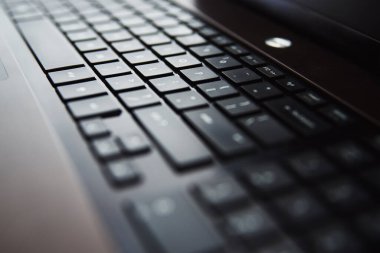 Laptop klavyesi, yakın plan. Çevrimiçi çalışma ve eğitim kavramı