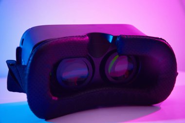 Renkli arka planda sanal gerçeklik gözlükleri. Gelecek teknolojisi, VR konsepti