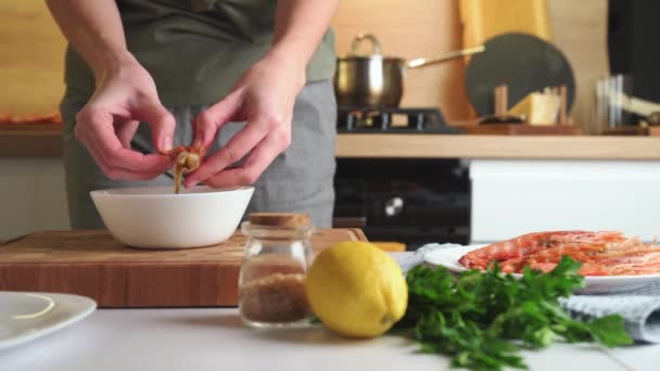 Woman cleaning shrimps for cooking. Process of hands peel shrimps shell — Stock Video