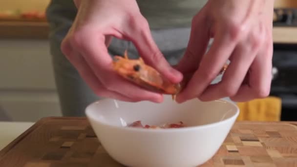 Vrouw die garnalen schoonmaakt om te koken. Proces van de handen schillen garnalen schelp — Stockvideo