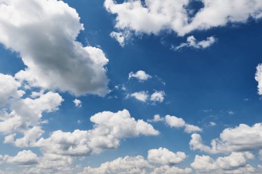 Mavi gökyüzü arka planında bir yaz gününde bulutlar