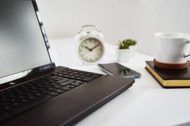 Serbest İşçi Evi 'nde. Ofisin içindeki masada dizüstü bilgisayar var. Çevrimiçi iş ve uzak çalışma.