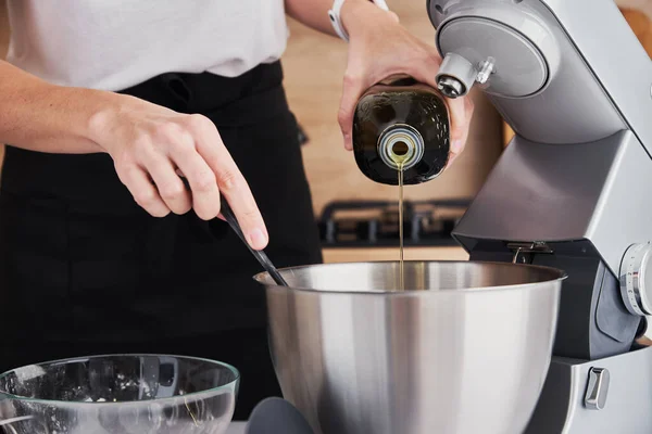 Жінка використовує процесор для приготування їжі на кухні — стокове фото