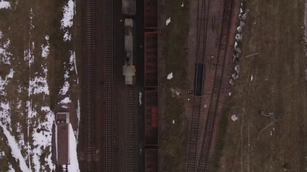 Lavori di smistamento in una stazione ferroviaria, vista aerea. Locomotive e carri su rotaia — Video Stock