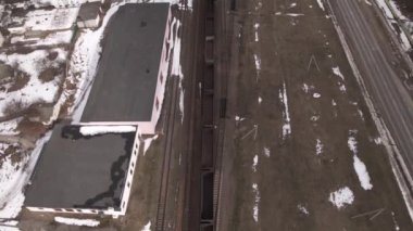 Tren istasyonunda vagonlu tren, hava manzaralı.