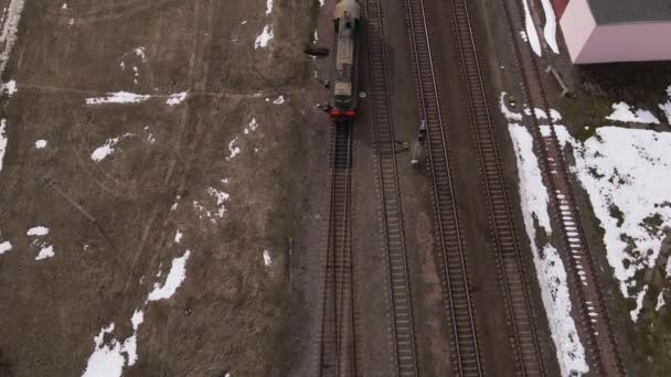 Trabajo de derivación en una estación de tren, vista aérea. Locomotora y vagones en la vía férrea — Vídeos de Stock