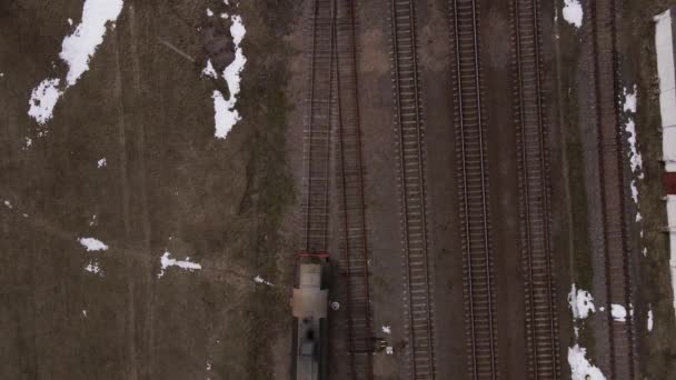 Skiftearbeid på en jernbanestasjon, utsikt fra luften. Lokomotiver og vogner på jernbanesporet – stockvideo