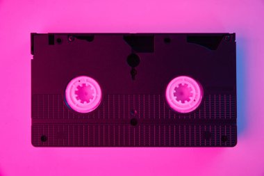 Renk arkaplanındaki video kaseti. Retro vhs kaset kaydı