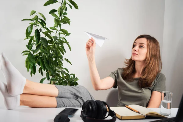 Mulher procrastinar no local de trabalho. Trabalho remoto e problema de escritório em casa — Fotografia de Stock