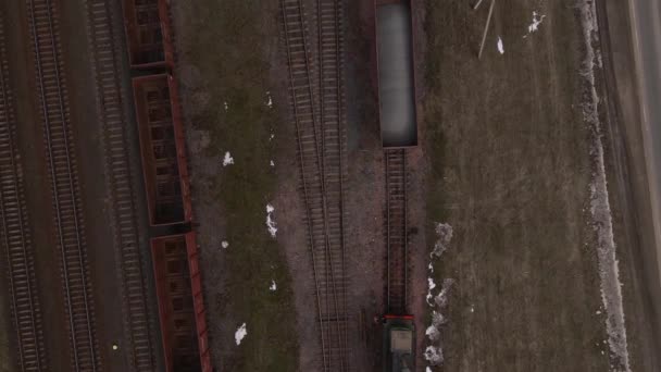 Lavori di smistamento in una stazione ferroviaria, vista aerea. Locomotive e carri su rotaia — Video Stock