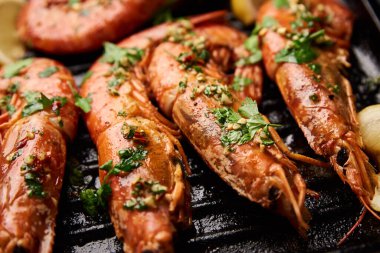 Izgarada limonlu ve baharatlı büyük karidesler.