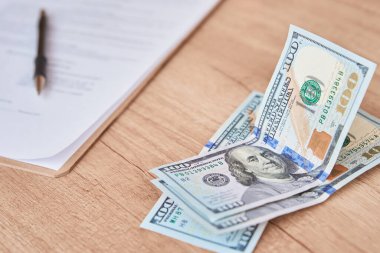 Belge, kalem ve dolarları masaya koyun, kapatın.