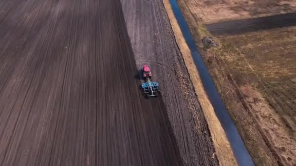 Traktor pflügt Ackerland um — Stockvideo