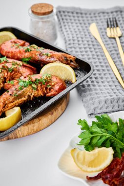 Izgarada limonlu ve baharatlı büyük kraliçe karidesler.