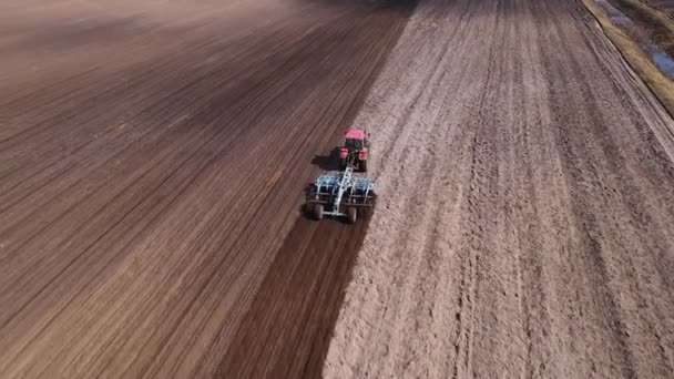 Chariots tracteurs au sol dans un champ agricole cultivé — Video